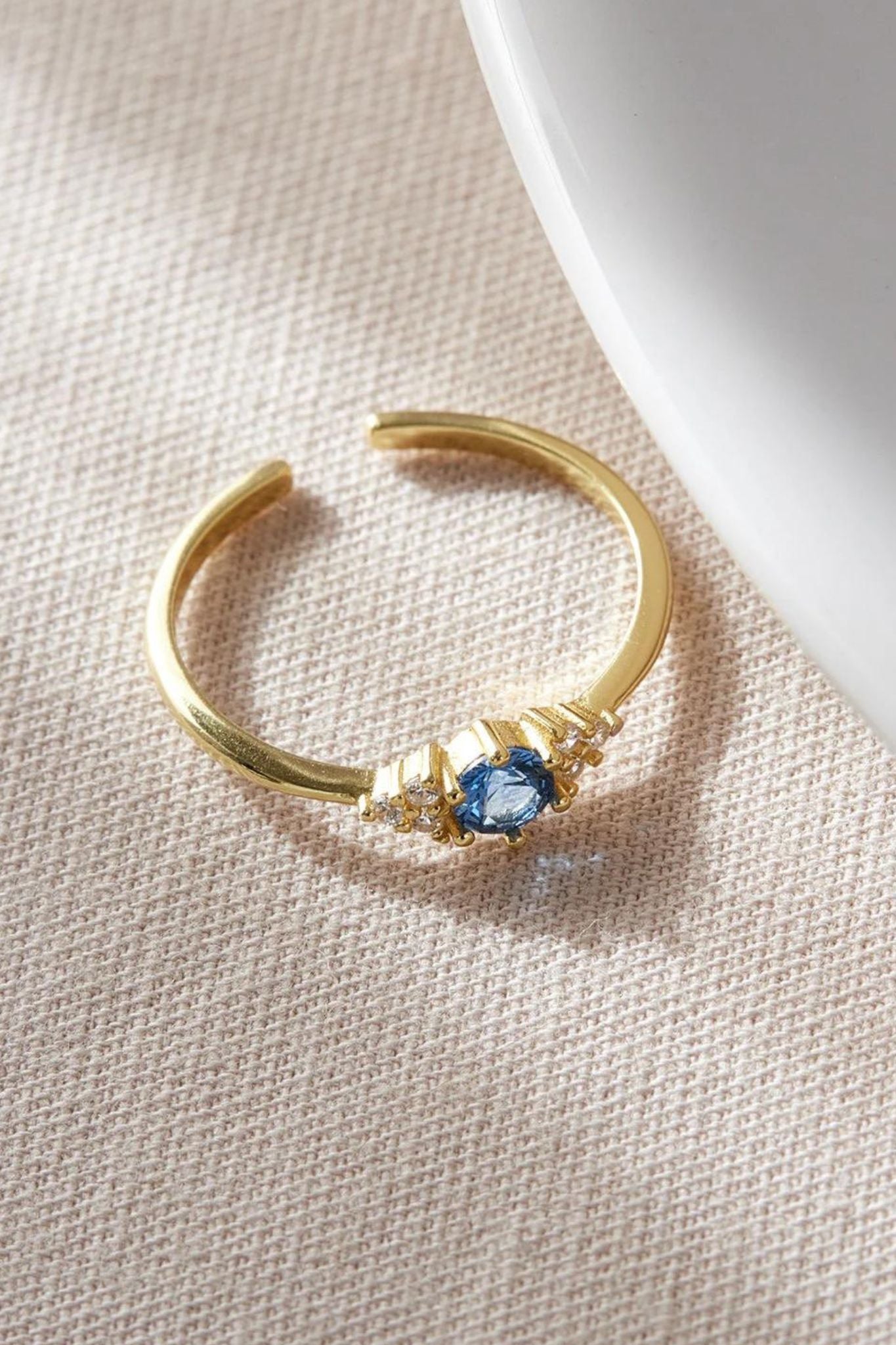 sterling-silver-cz-blue-sparkly-ring-closeup