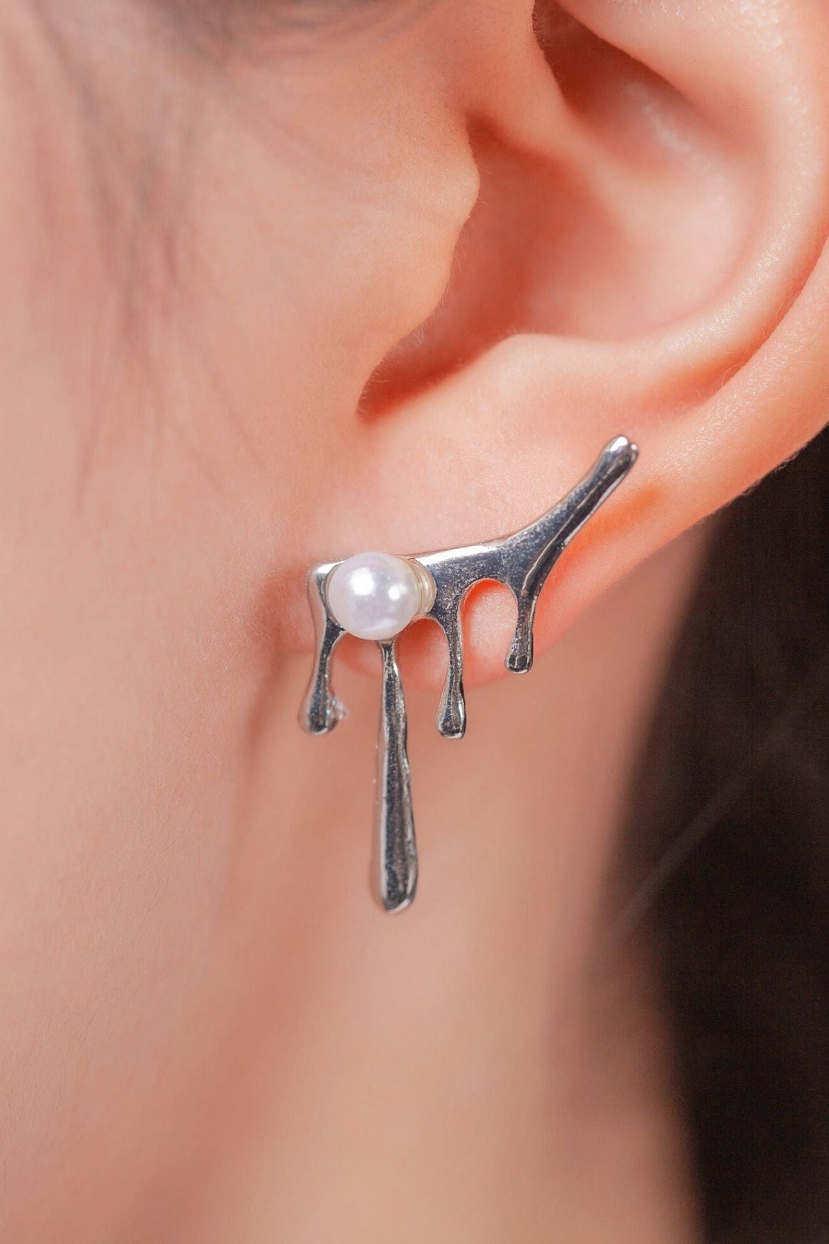 waterflow-pearl-stud-earrings-model