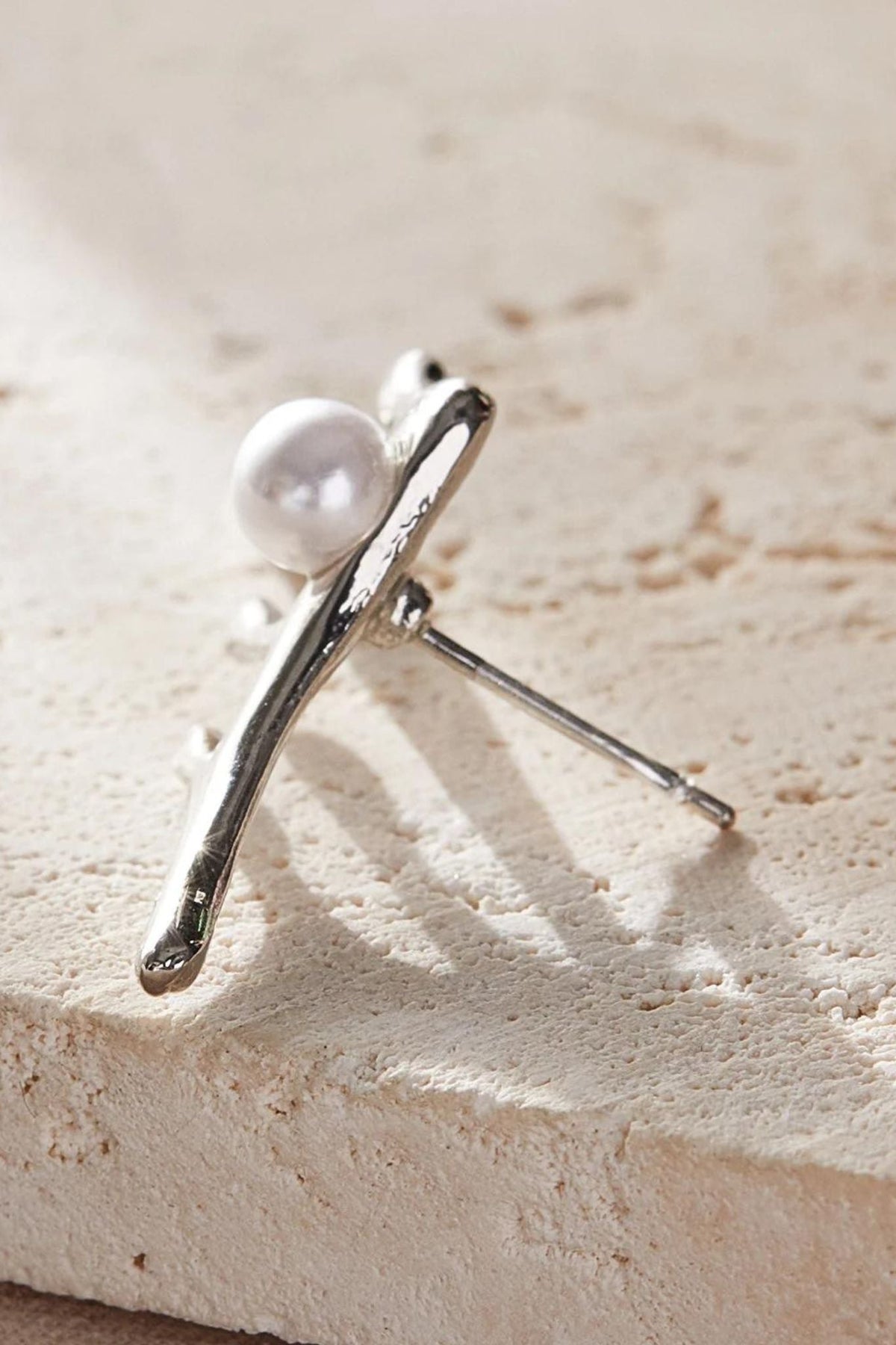 waterflow-pearl-stud-earrings-closeup