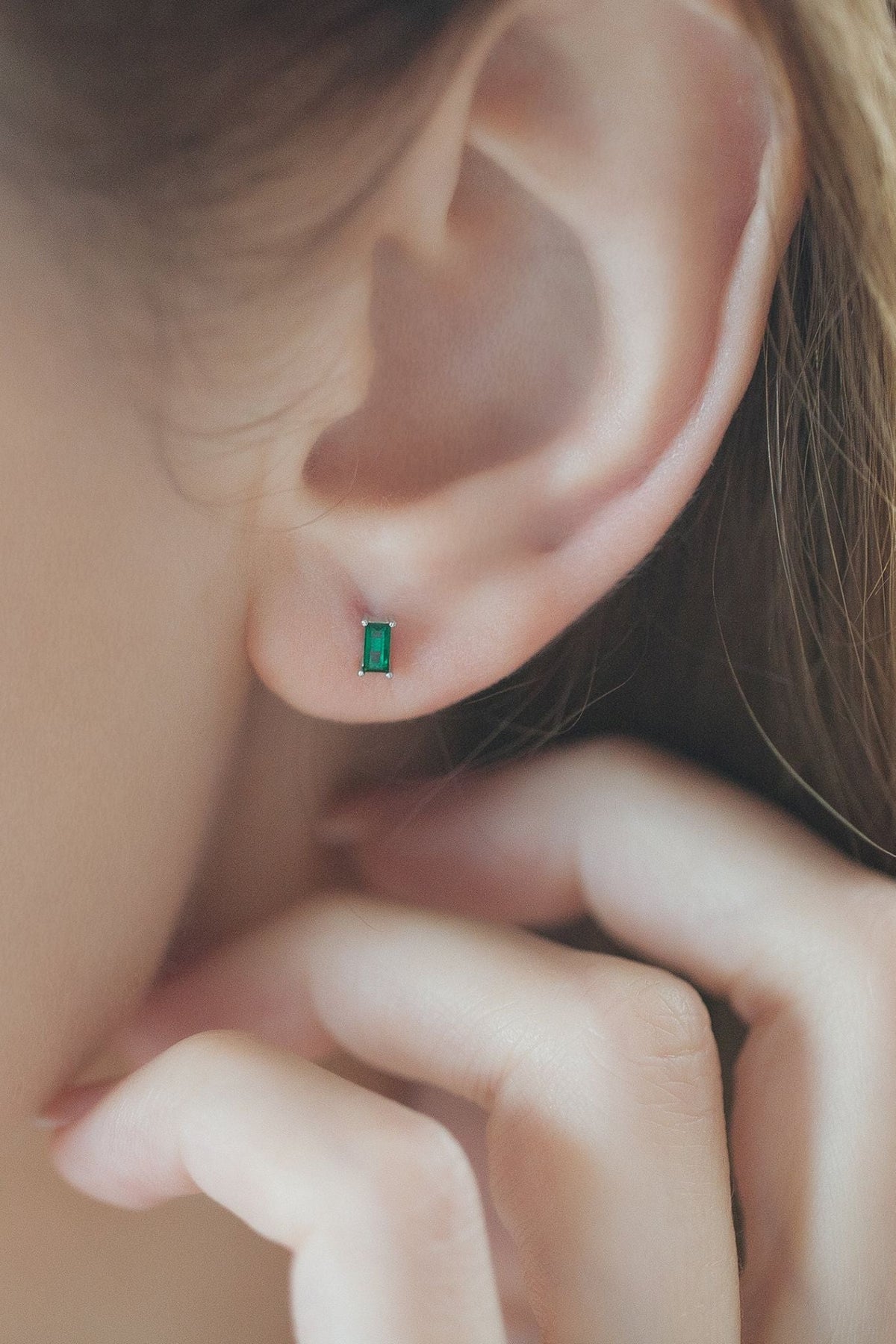 mosterling-silver-green-cz-baguette-studs-in-silver-model