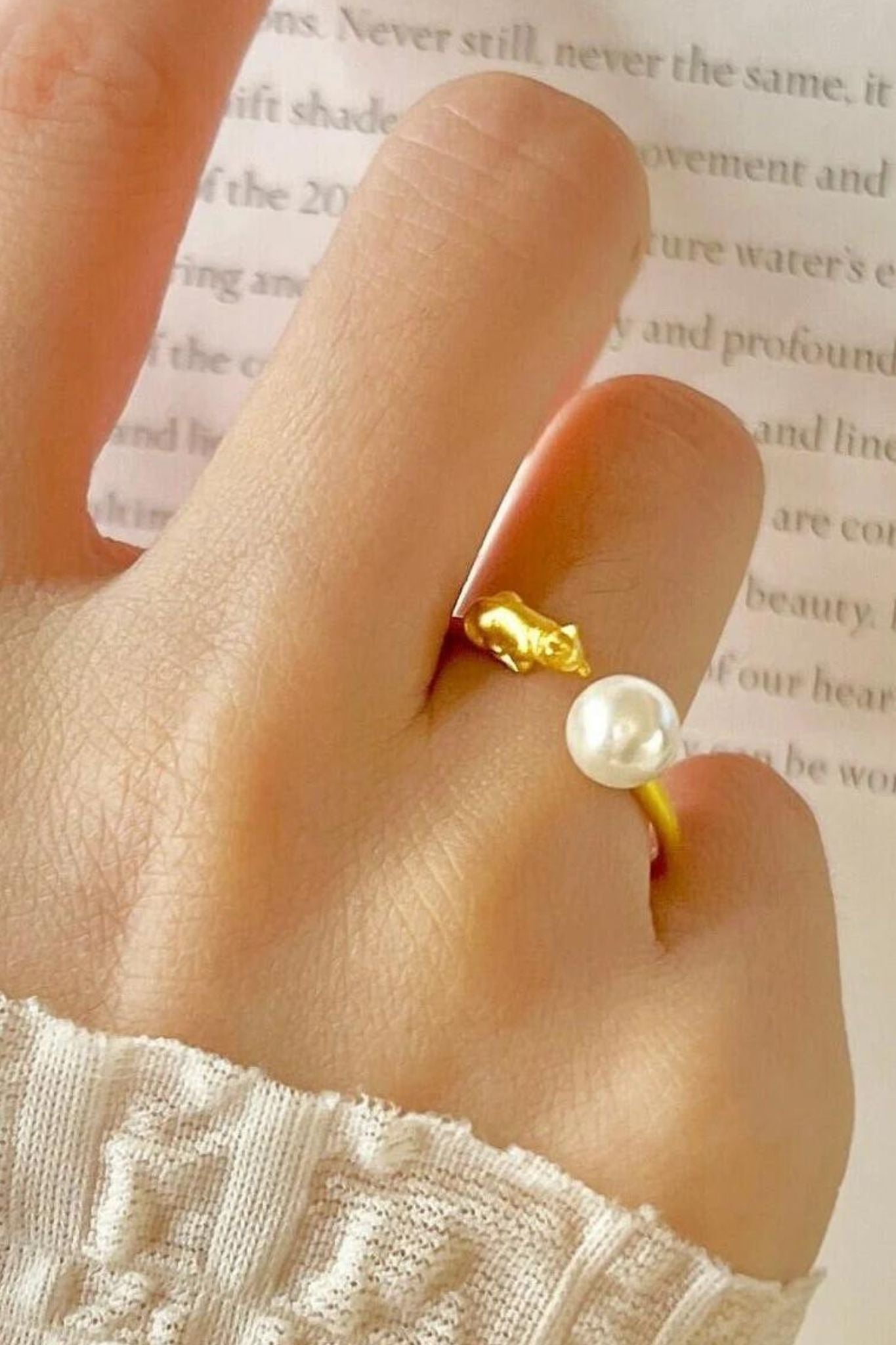 24k-plated-sterling-silver-cat-pearl-ring-model-finger