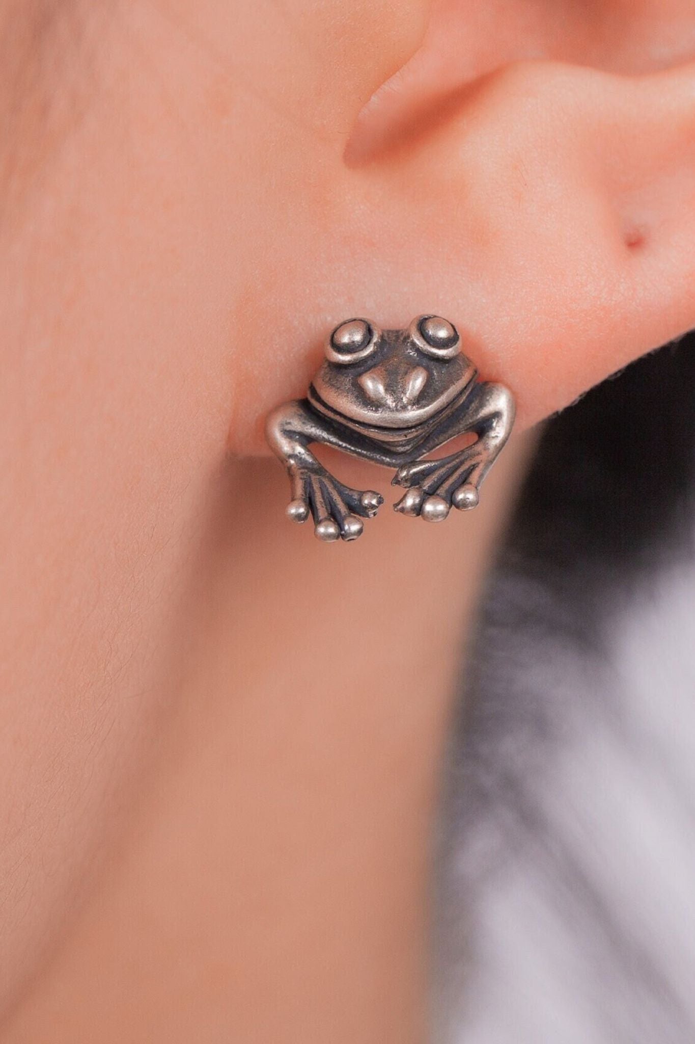 sterling-silver-frog-studs-model