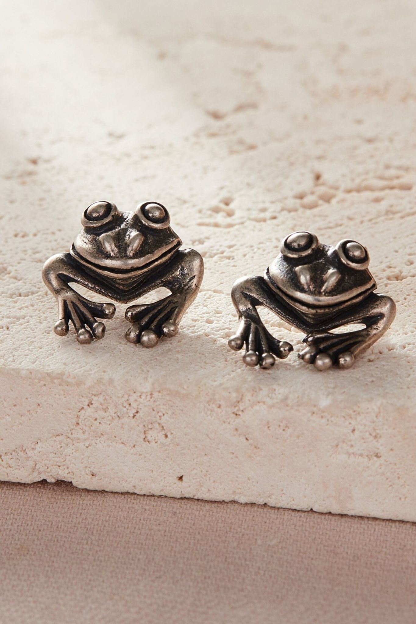 sterling-silver-frog-studs
