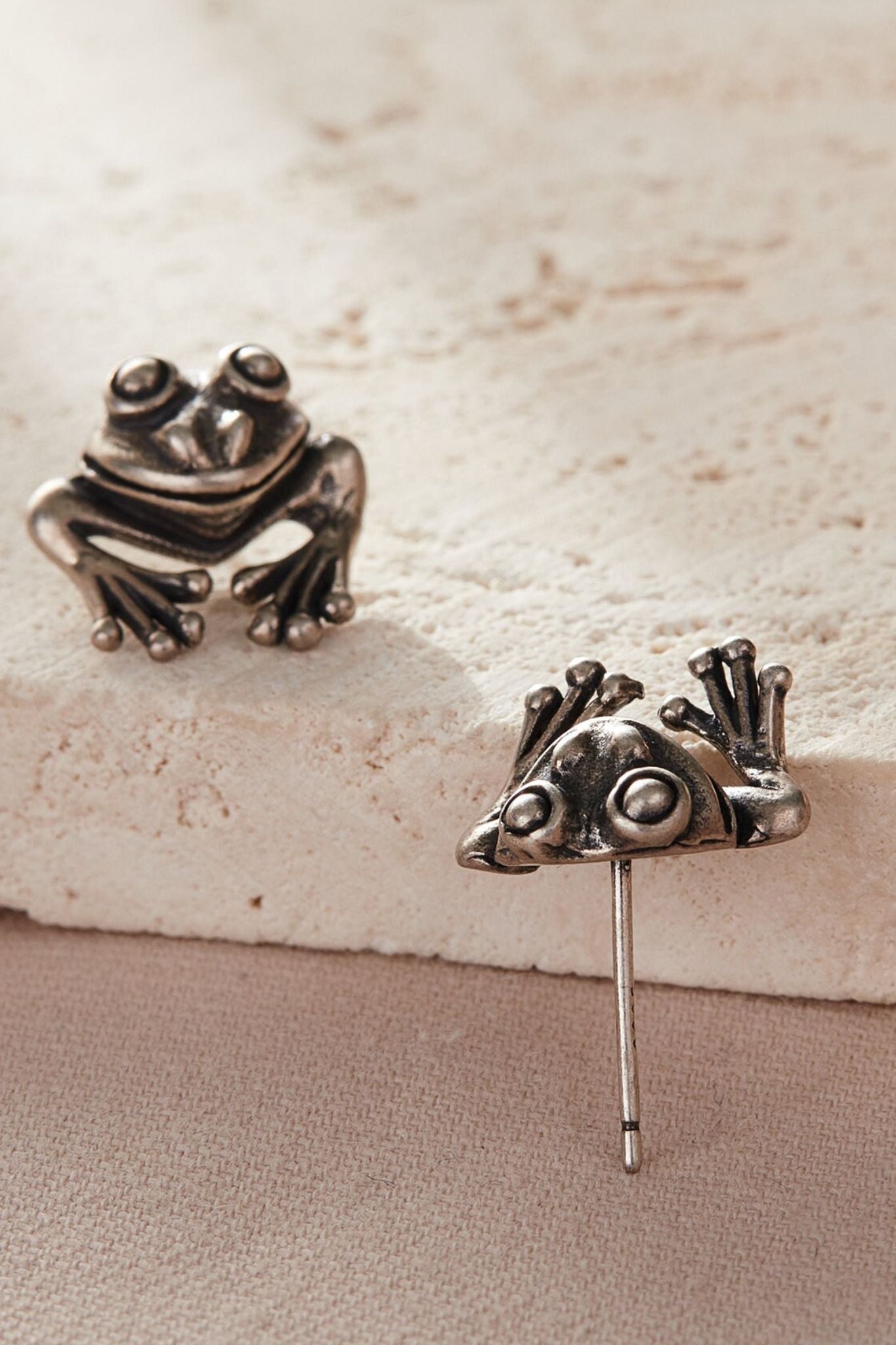 sterling-silver-frog-studs-closeup