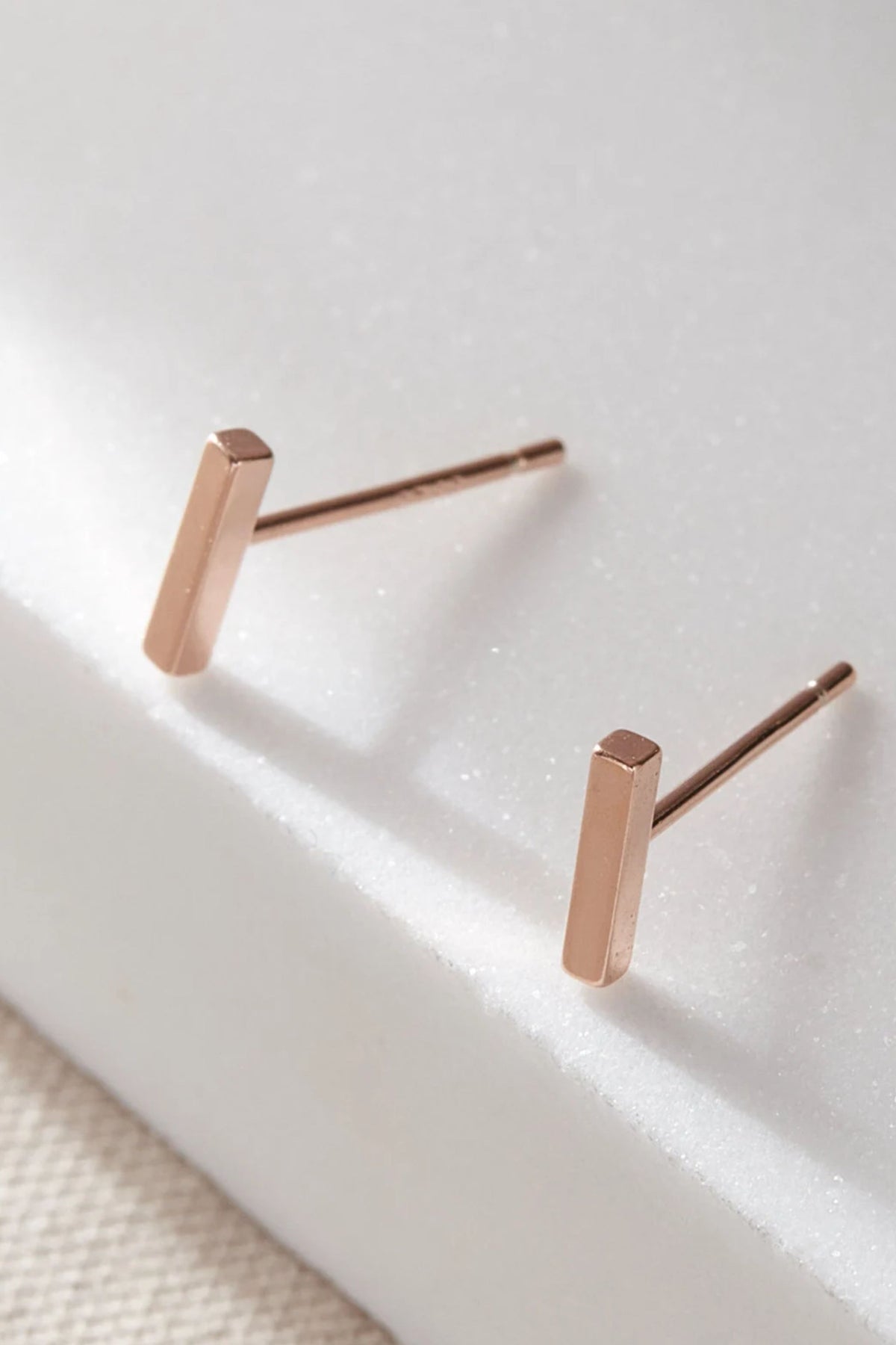 sterling-silver-bar-stud-in-rose-gold-closeup
