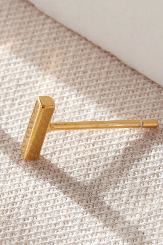 sterling-silver-bar-stud-in-gold-closeup
