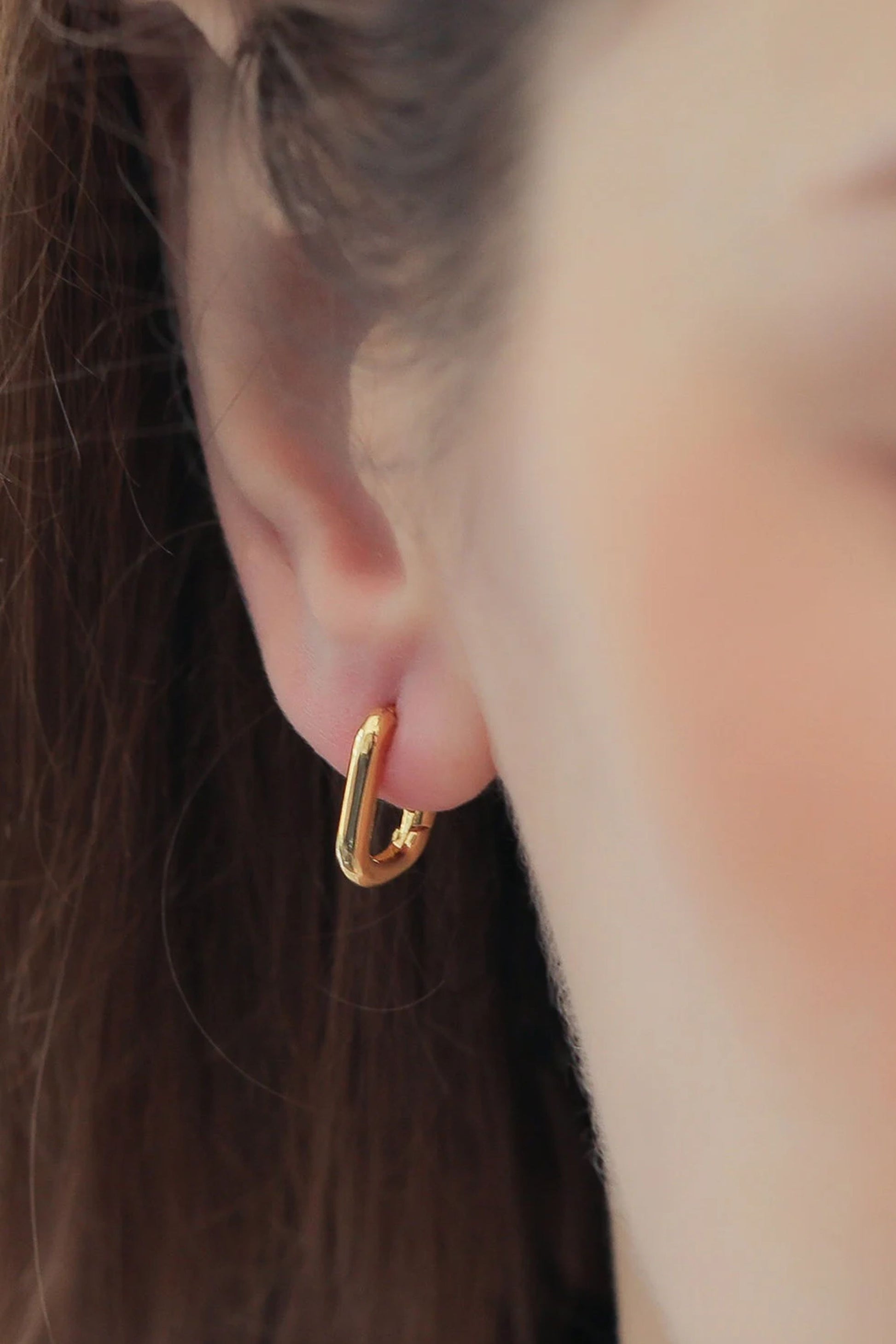 sterling-silver-u-shaped-hoops-in-gold-model