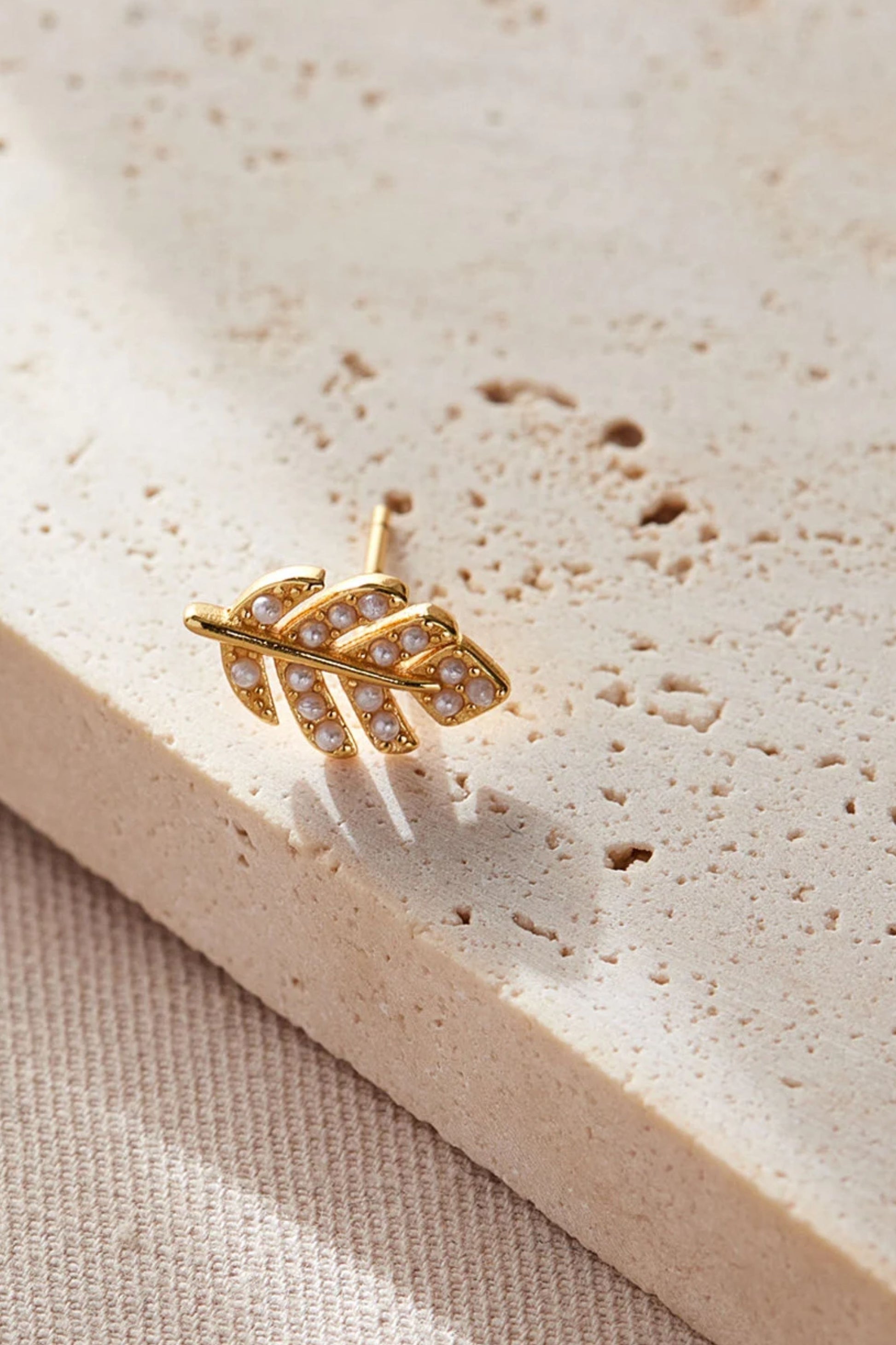 sterling-silver-sparkly-leaf-studs-in-gold-closeup