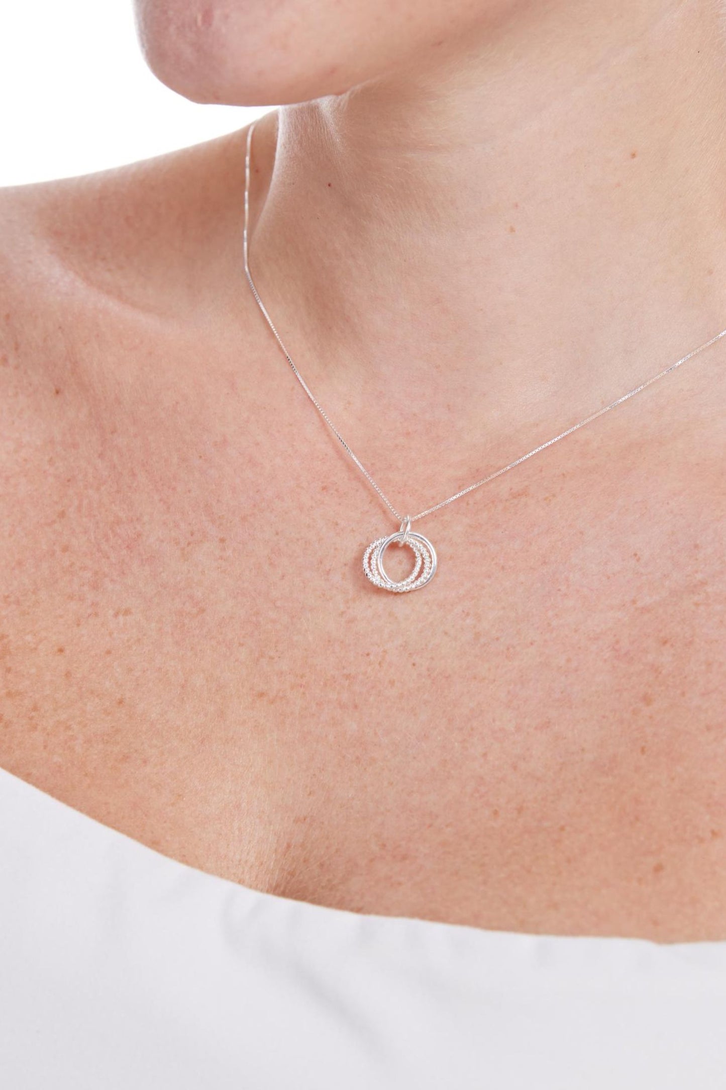 sterling-silver-three-rings-dotted-necklace-model
