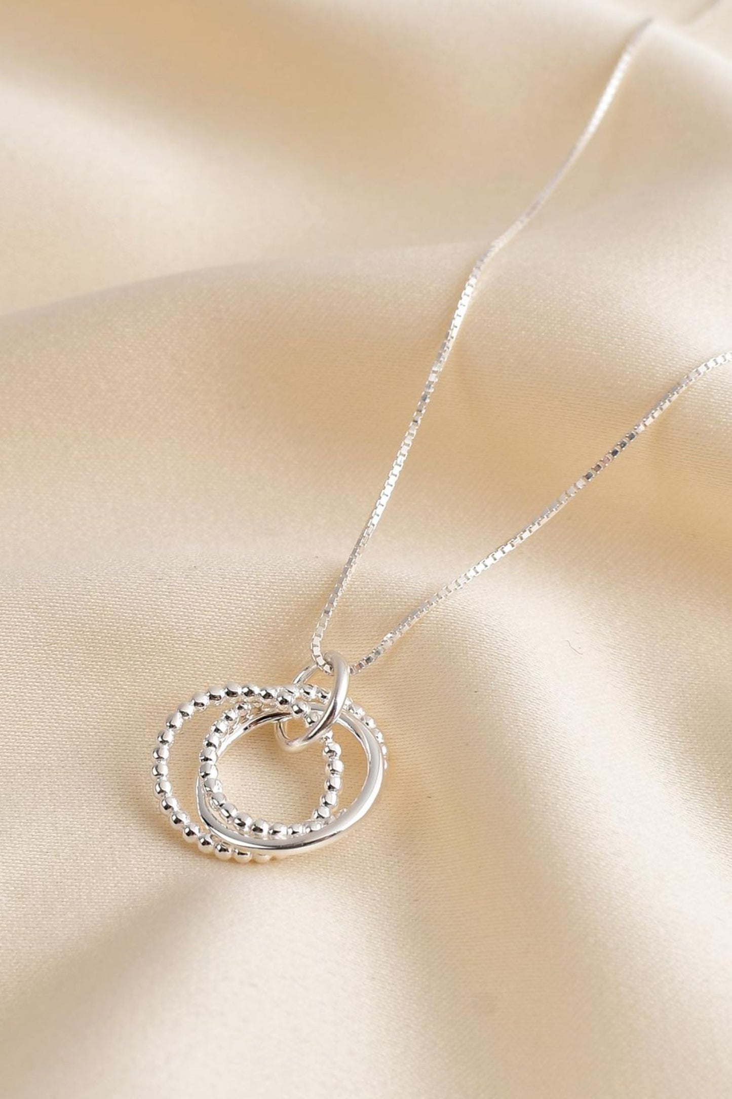 sterling-silver-three-rings-dotted-necklace-closeup