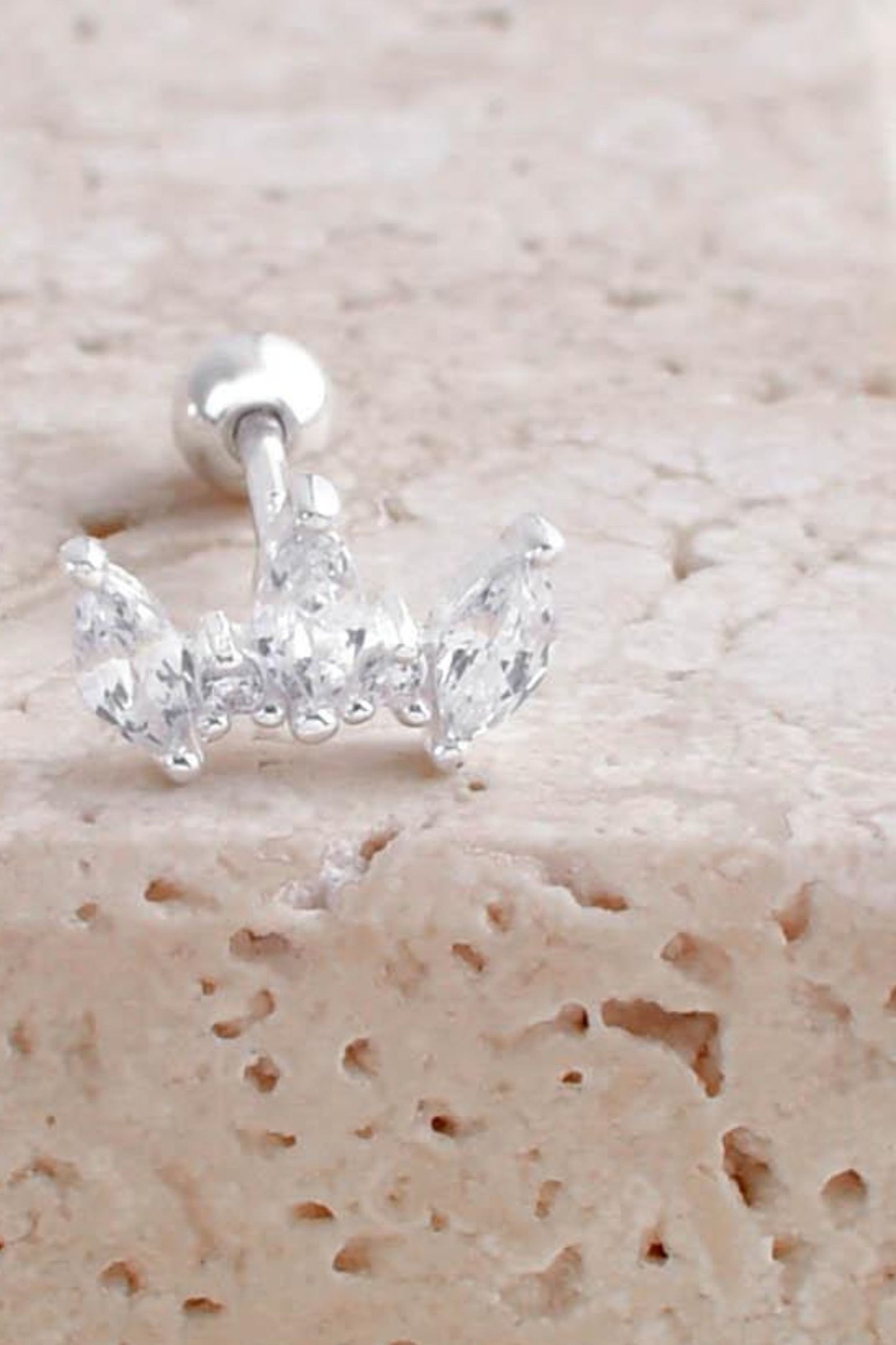 sterling-silver-cz-leaf-cartilage-stud-single-closeup
