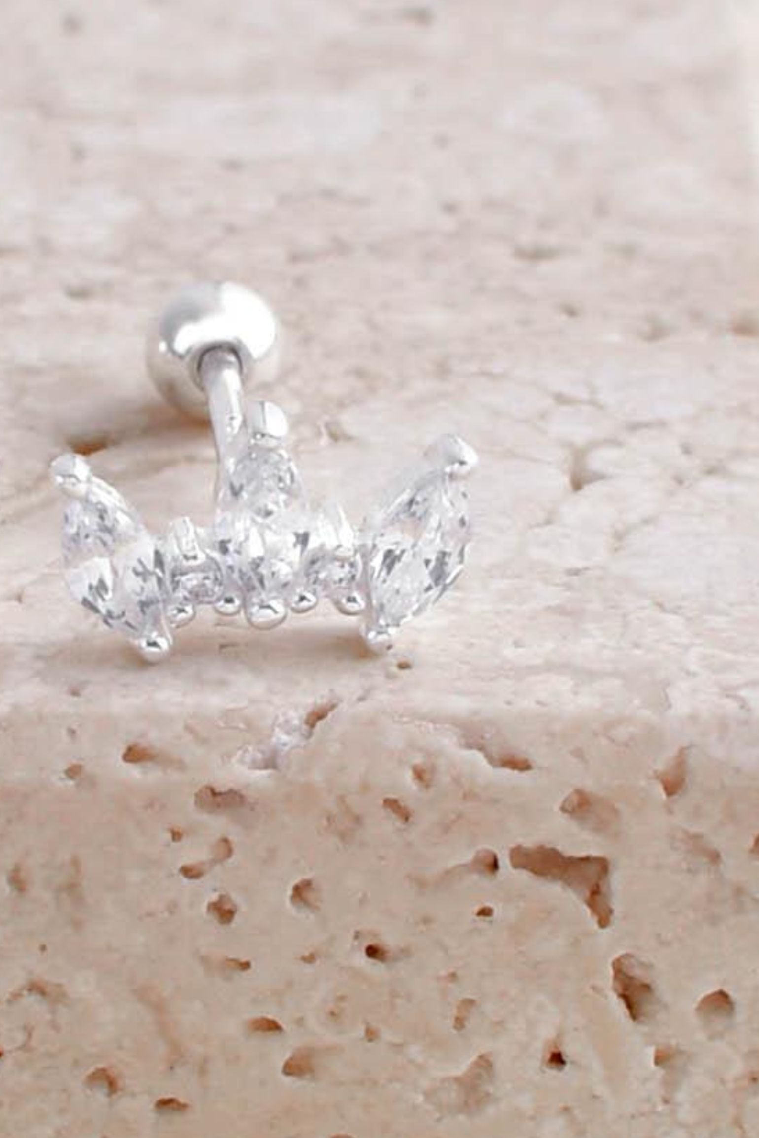 sterling-silver-cz-leaf-cartilage-stud-single-closeup