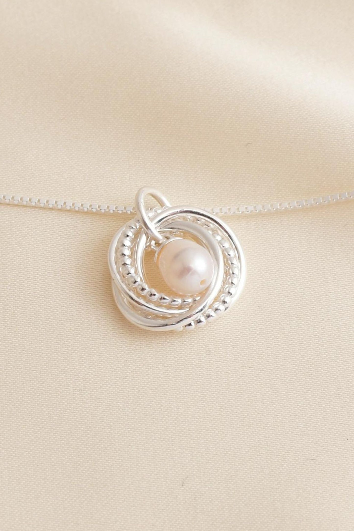 sterling-silver-five-ring-freshwater-pearl-necklace-closeup