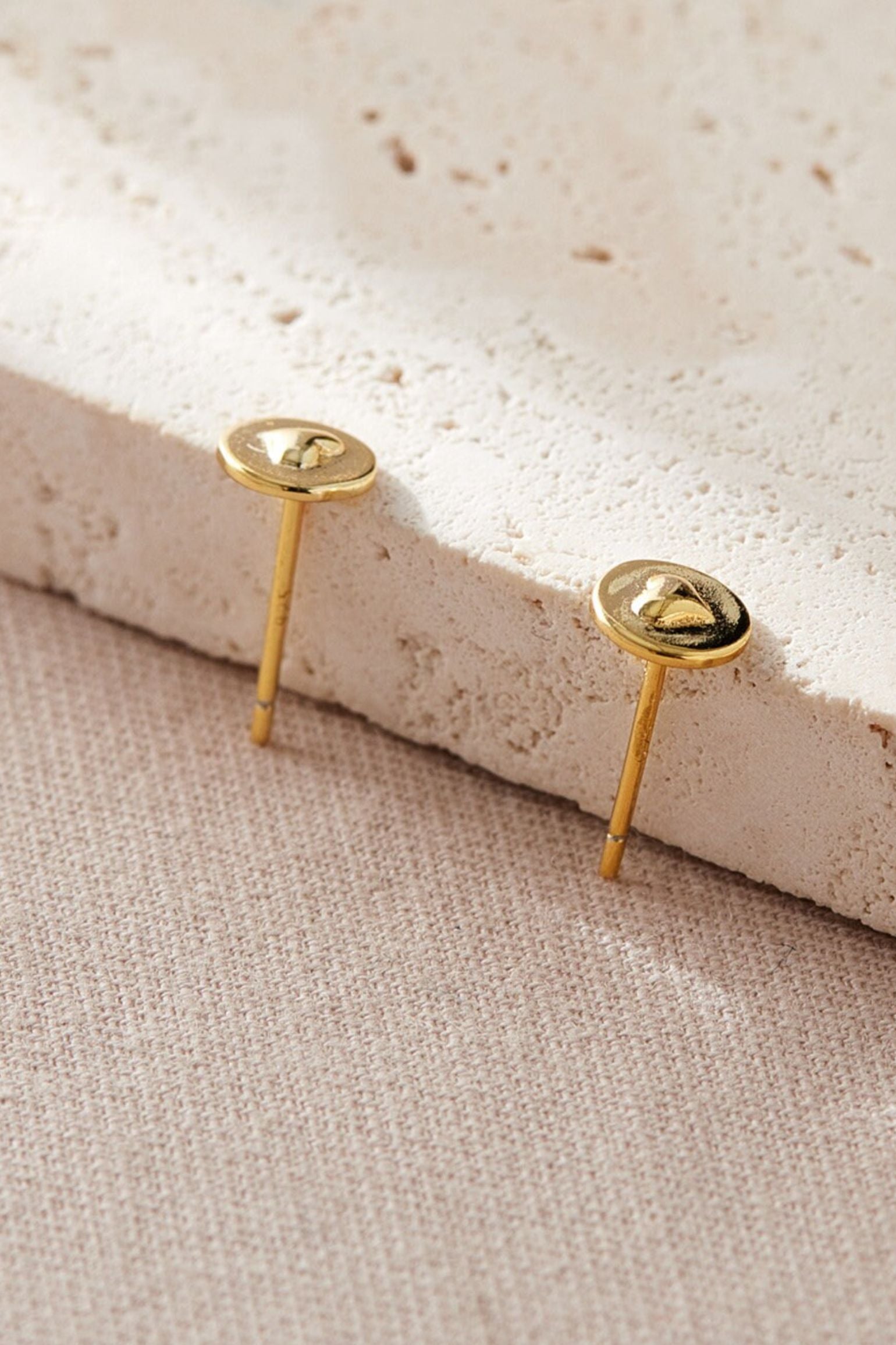 sterling-silver-round-heart-studs-6mm-in-gold-closeup