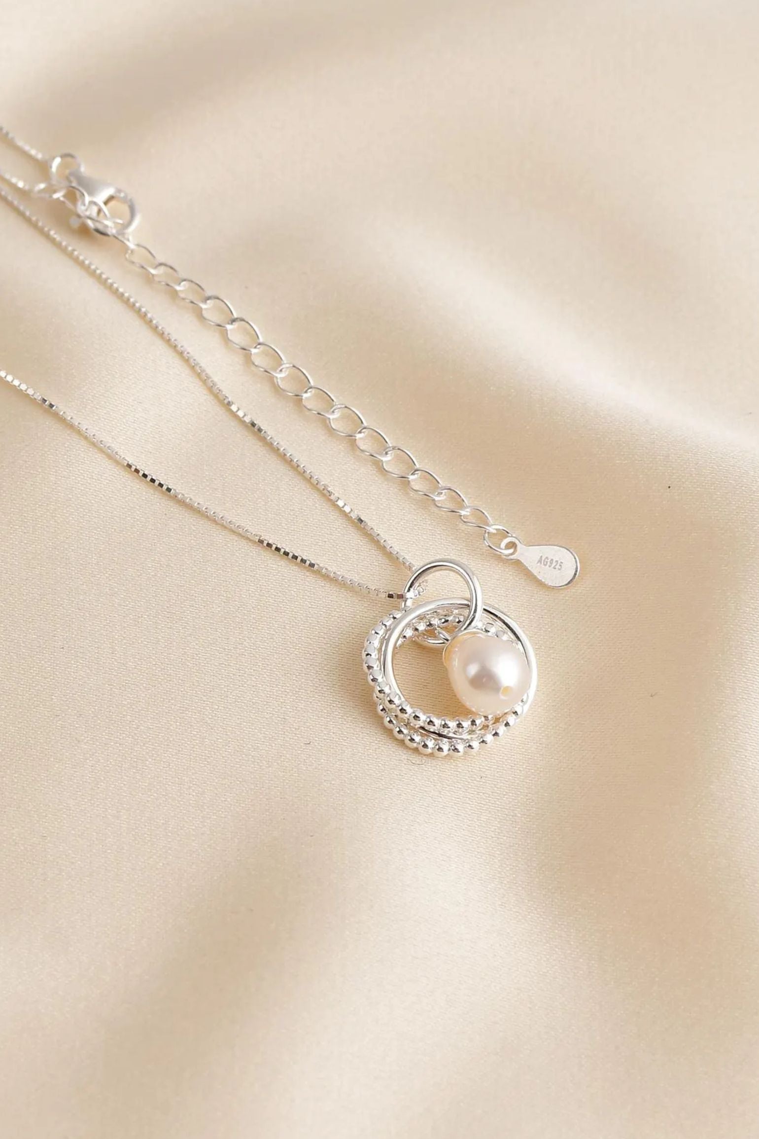 sterling-silver-three-ring-freshwater-pearl-necklace-sister-closeup