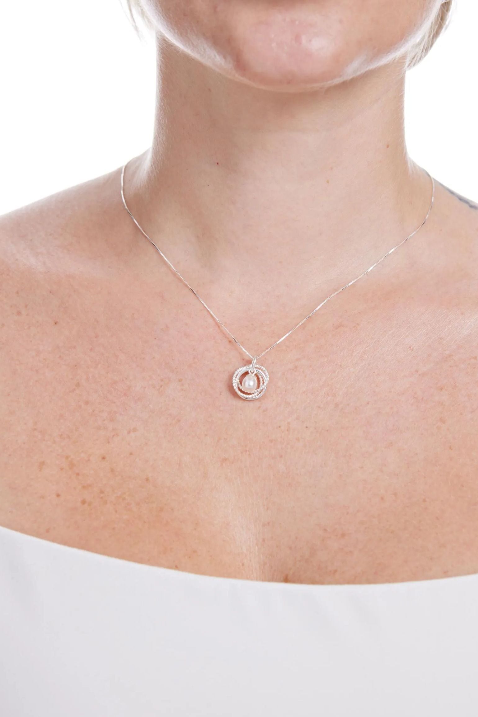 sterling-silver-three-ring-freshwater-pearl-necklace-sister-model