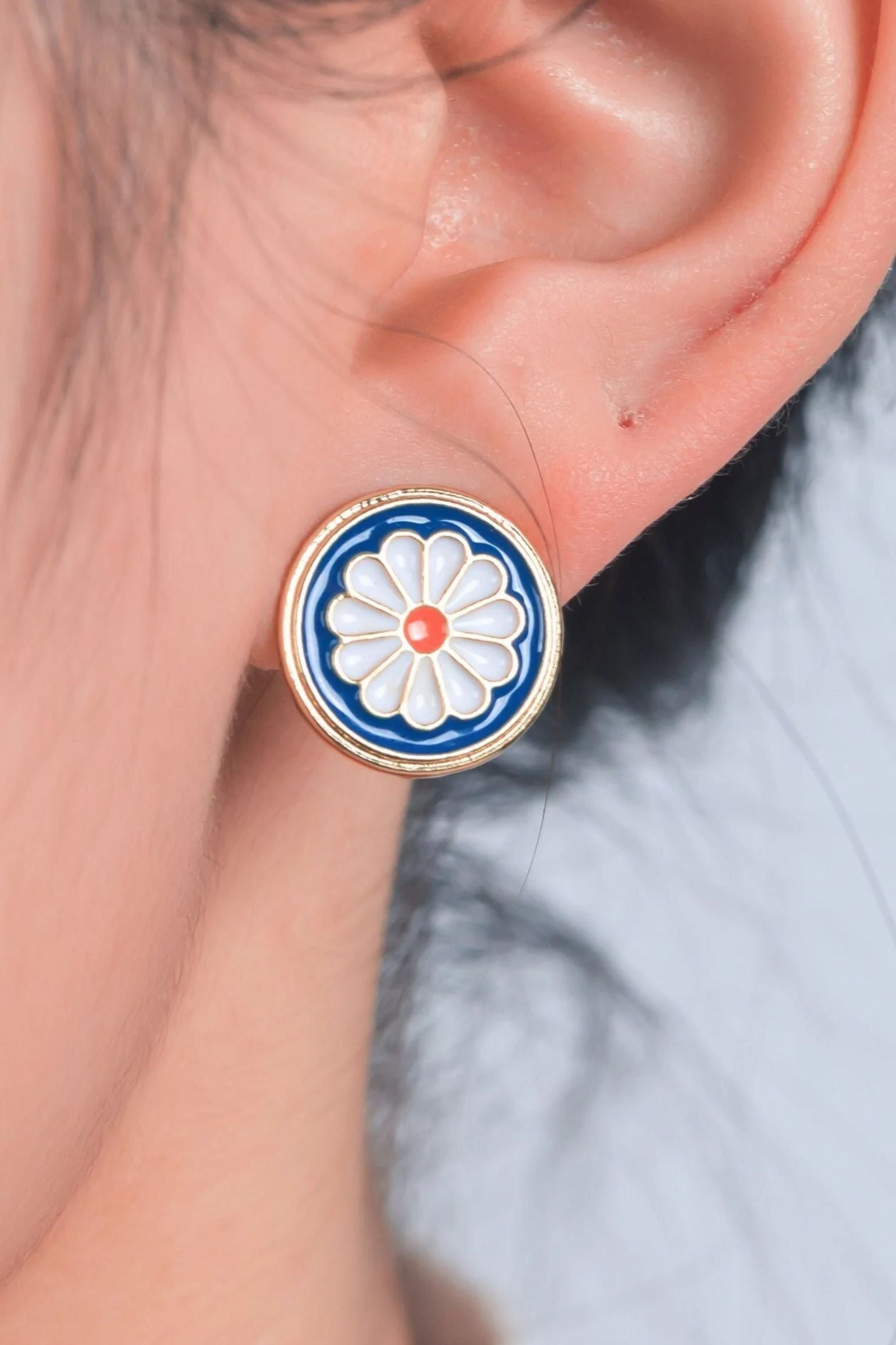 round-enamel-daisy-studs-model