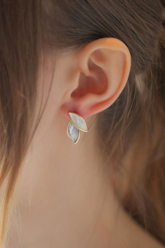 flower-petal-studs-in-gold-model