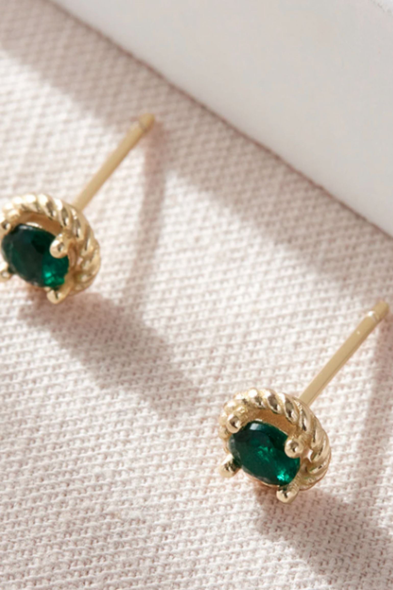 sterling-silver-round-emerald-green-studs-in-gold