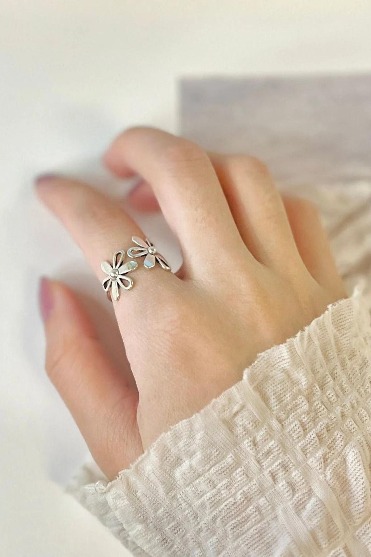 sterling-silver-open-band-daisy-ring-model-wearing