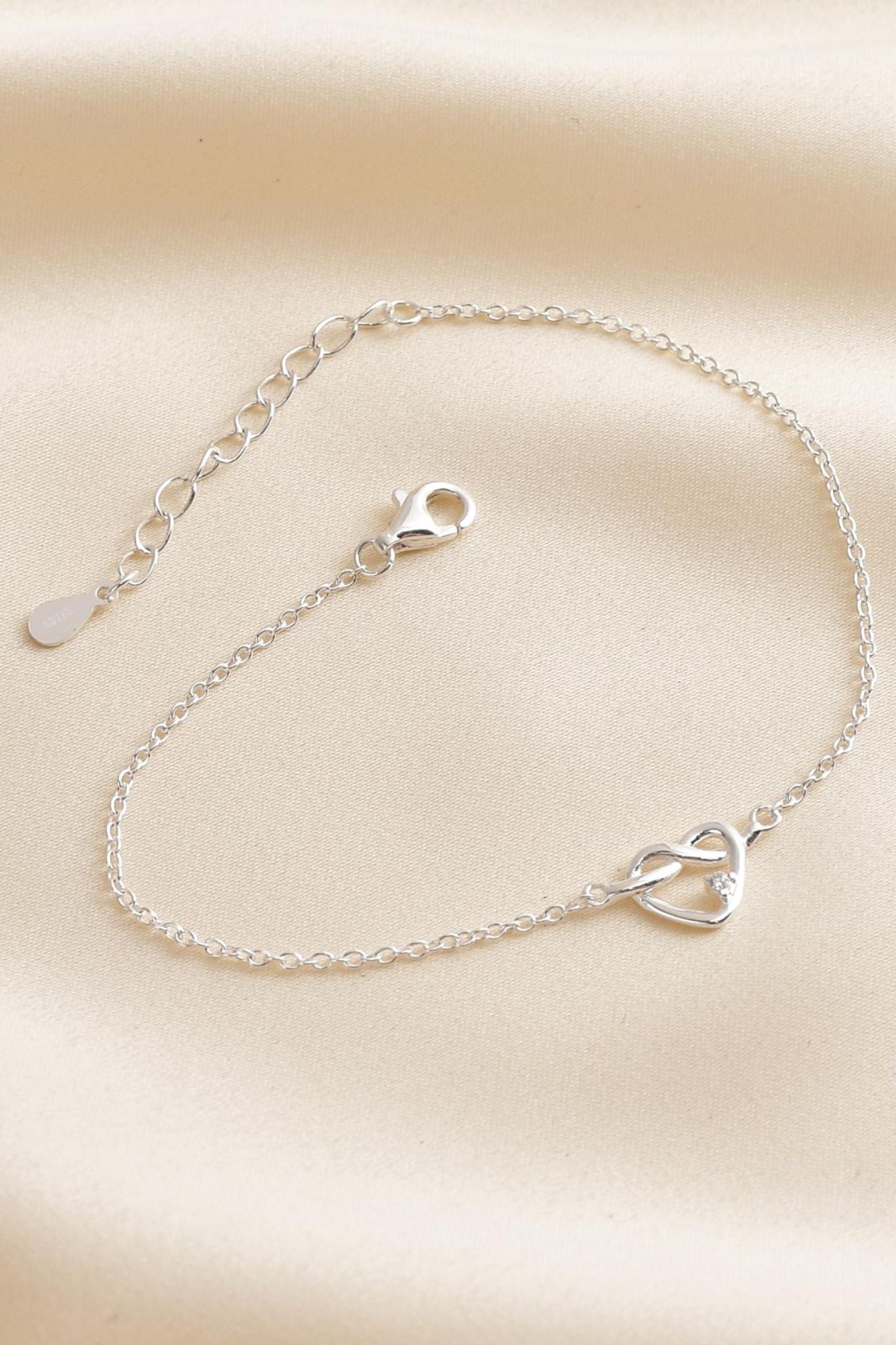 sterling-silver-love-knot-bracelet-thank-you-mum-lying-flat
