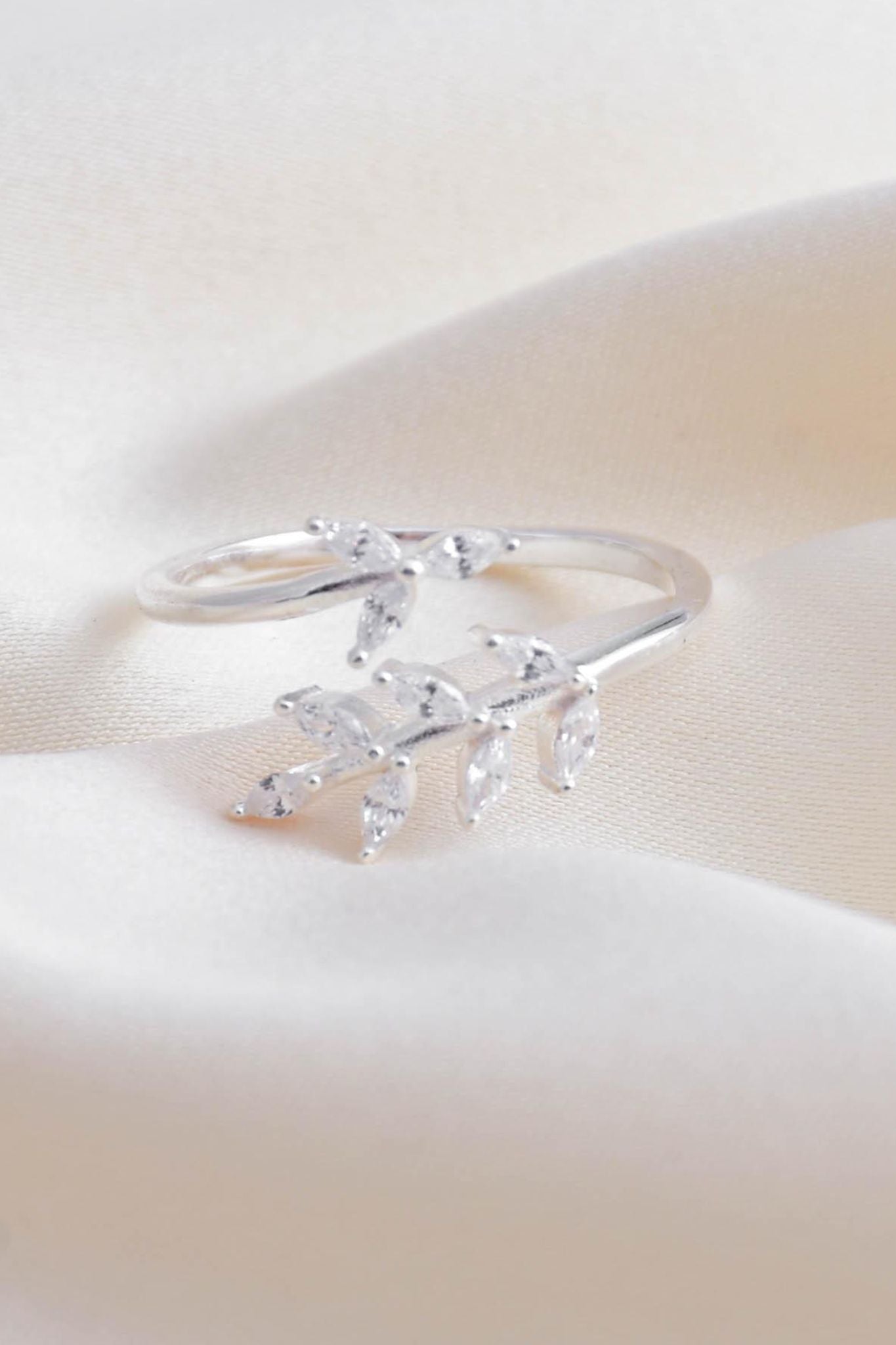 sterling-silver-cz-olive-leaf-ring-closeup