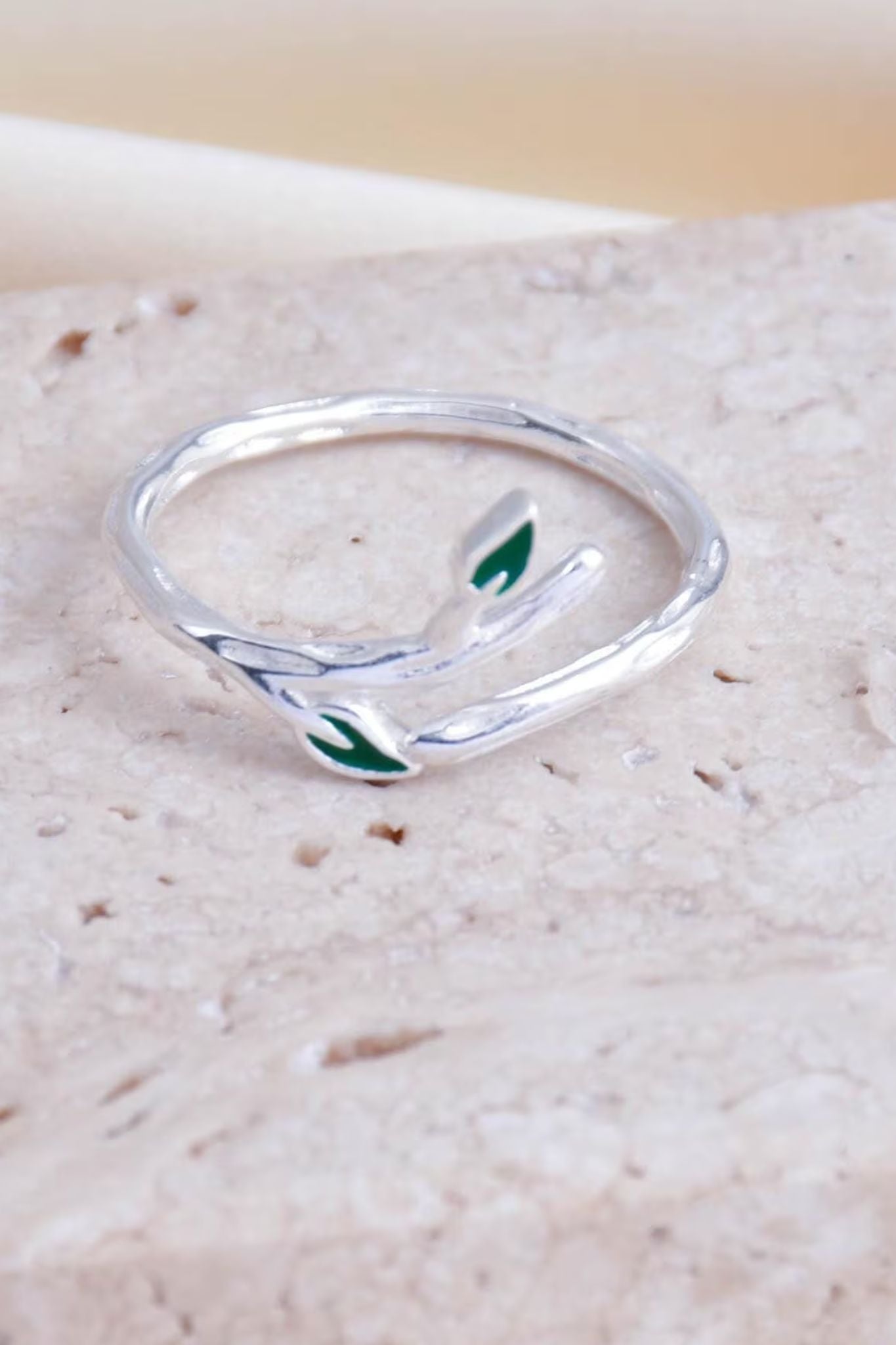sterling-silver-leaf-wrap-ring-closeup
