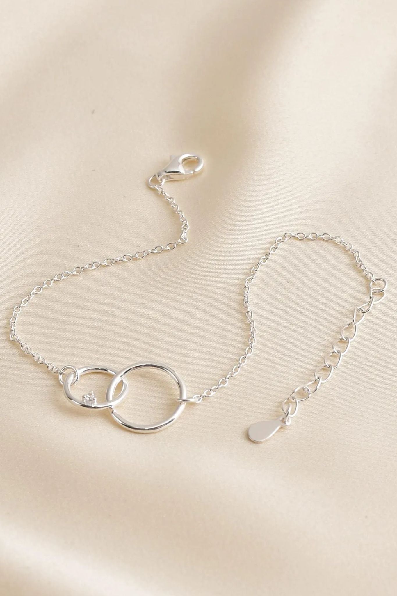 sterling-silver-cz-dainty-circles-bracelet-amazing-mum-lying-flat