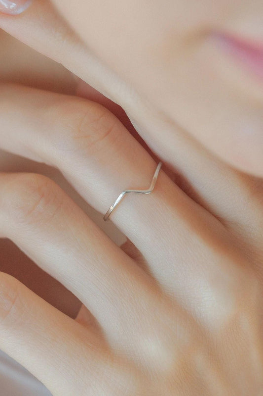 sterling-silver-adjustable-wishbone-ring-model-finger