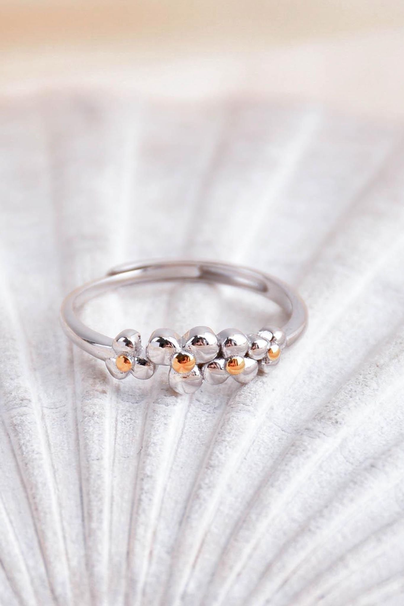 sterling-silver-dainty-daisy-floral-ring-closeup