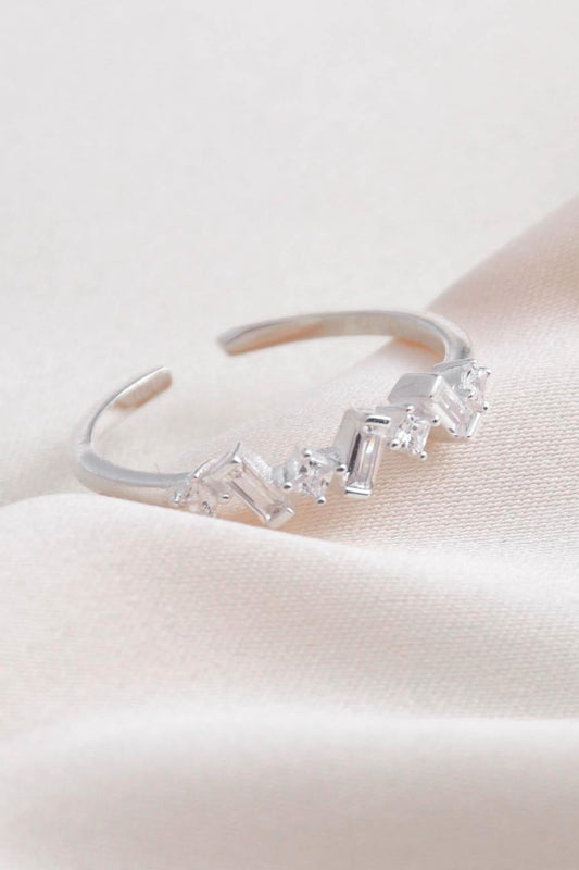 sterling-silver-baguette-cz-ring-closeup