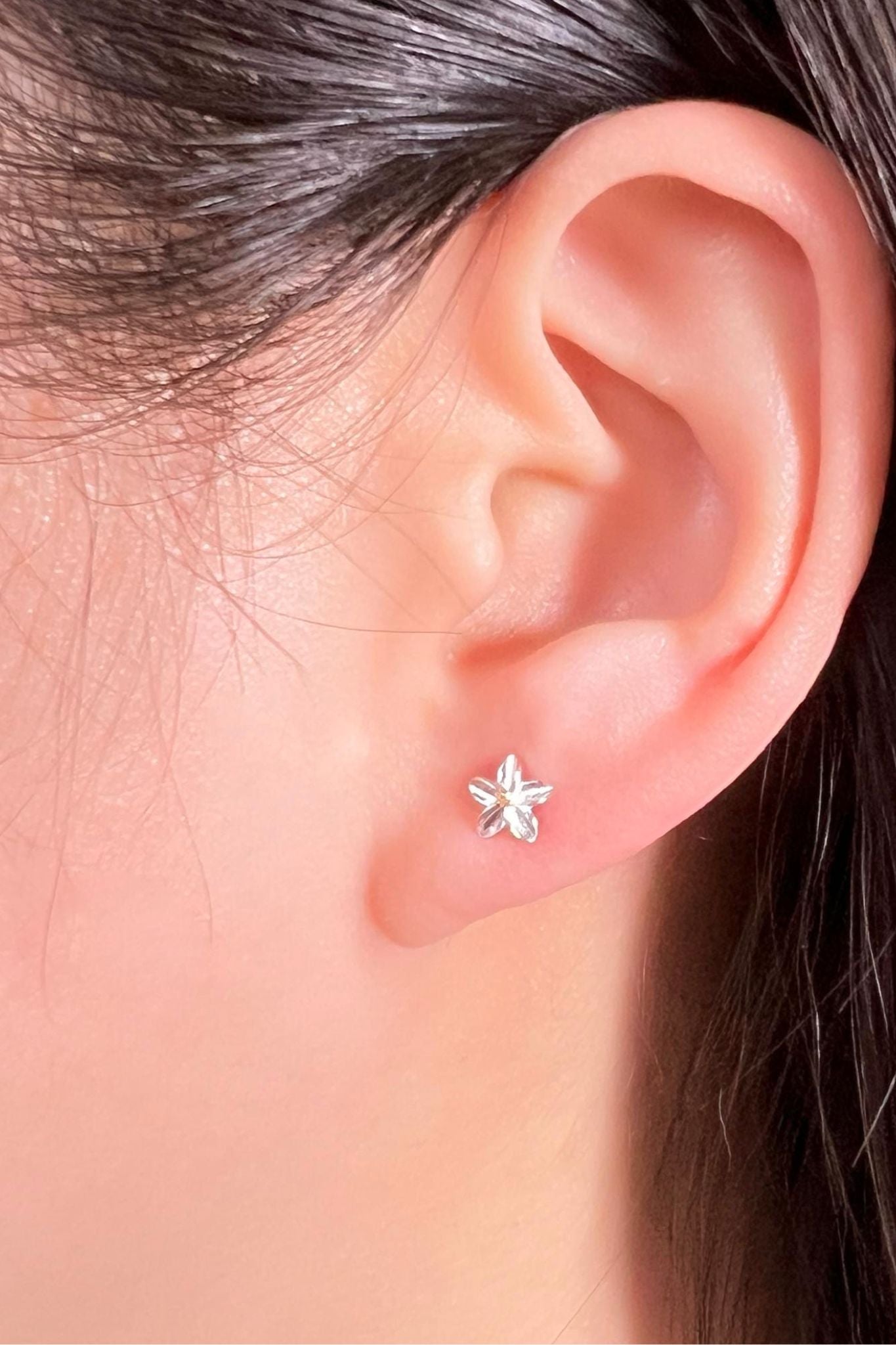 sterling-silver-minimalist-flower-studs-model