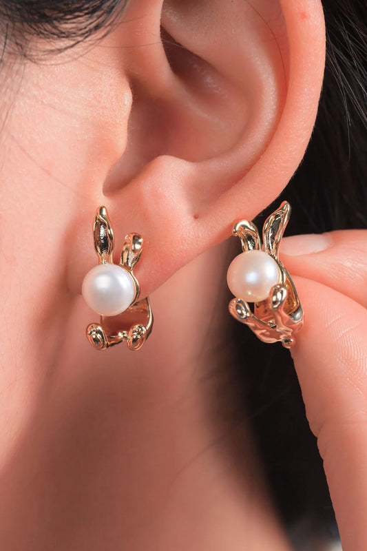rabbit-pearl-stud-earrings-in-gold-model