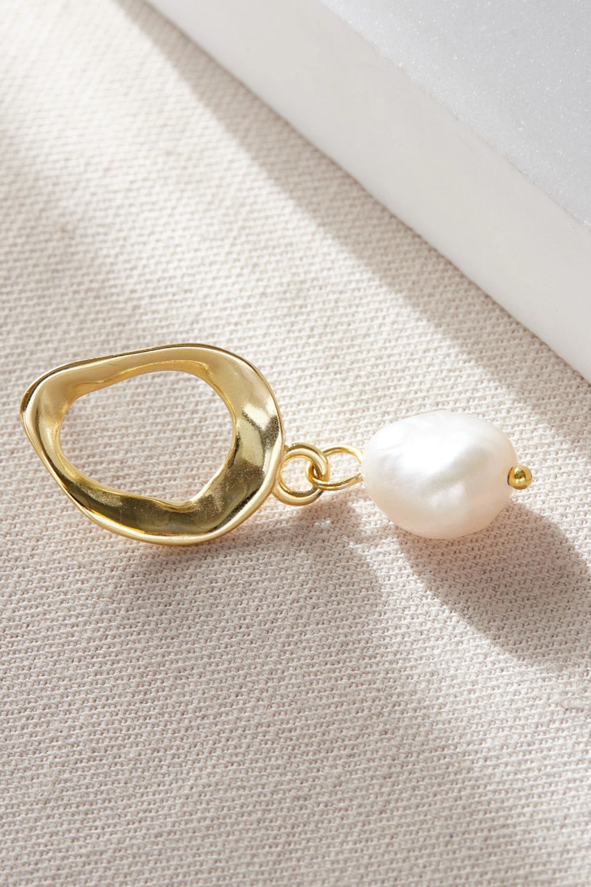 sterling-silver-baroque-pearl-drop-earrings-in-gold-closeup